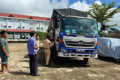 Tài xế xe tải tông vào lực lượng làm nhiệm vụ, vượt nhiều chốt kiểm dịch