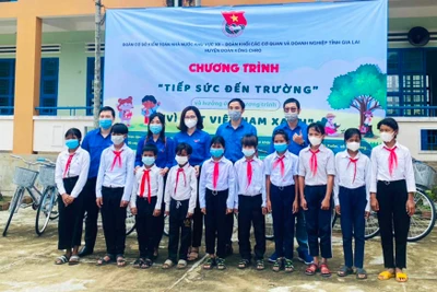 "Tiếp bước đến trường" tại xã Đak Pling