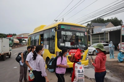 Hơn 500 người đi bộ về quê qua Bình Phước, tìm đường về các tỉnh Tây nguyên