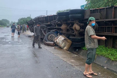 Chư Prông: Xe tải mất lái lật nghiêng trên quốc lộ 19