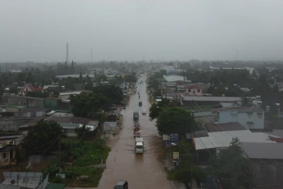 Đắk Lắk: Mưa lớn khiến nhiều đoạn Quốc lộ 27 ngập sâu cả mét, ô tô lẫn xe máy bì bõm trong nước