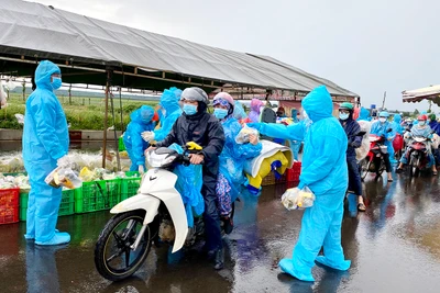 Gia Lai: Hơn 230 triệu đồng và hàng trăm suất quà hỗ trợ người dân từ vùng dịch về địa phương