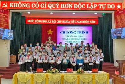 Đại biểu HĐND huyện Ia Grai đối thoại với trẻ em