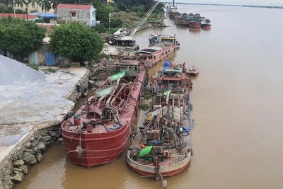 Bộ Công an dẹp nạn "cát tặc", bắt quả tang 24 tàu đang hút cát trái phép