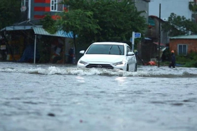 Quảng Ngãi: Mưa lớn, nhiều tuyến đường bị ngập và sạt lở, di dời hàng ngàn dân