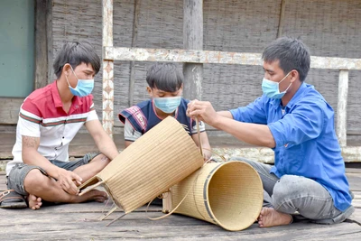 Thanh niên Plei Ktoh duy trì nghề đan lát truyền thống