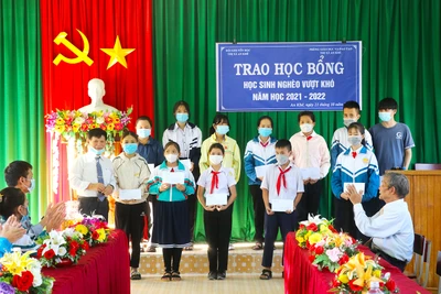 Gia Lai: Tặng hàng trăm suất học bổng cho học sinh nghèo vượt khó học giỏi