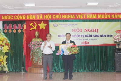 Giám đốc Ngân hàng Nhà nước Gia Lai nhận Huân chương Lao động