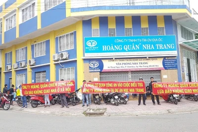 Dân Nha Trang ùn ùn căng băng rôn đòi nhà sát Tết