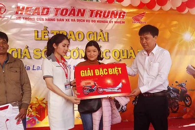 Trao giải chương trình " bán xe giá sốc cơn lốc quà tặng"