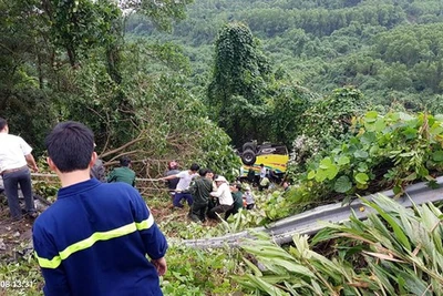 Xe khách rơi trên đèo Hải Vân, 23 người bị nạn