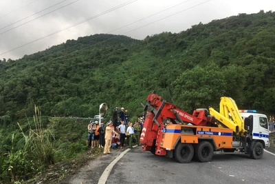 Công an Thừa Thiên-Huế báo cáo nhanh vụ lật xe trên đèo Hải Vân