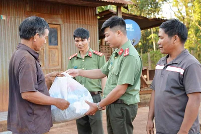 Lặng thầm giữ bình yên cho buôn làng