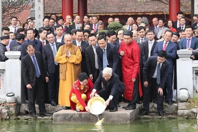 Tổng Bí thư, Chủ tịch nước cùng kiều bào thả cá chép tiễn ông Táo