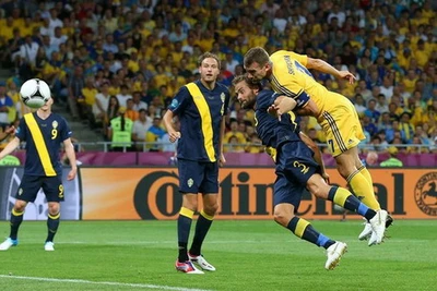 Shevchenko tỏa sáng, Ukraine thắng ngược Thụy Điển 2-1