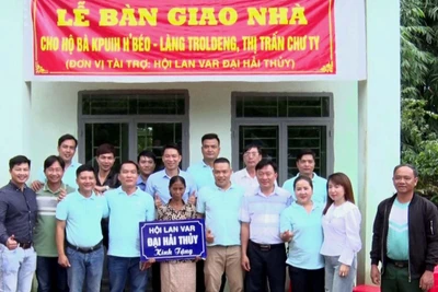 Bàn giao nhà ở cho gia đình chính sách ở huyện Đức Cơ