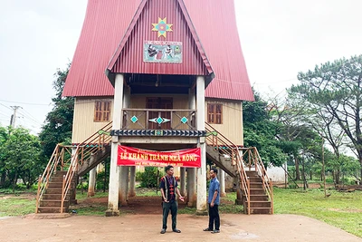 Đồng bào Jrai chung tay dựng nhà rông