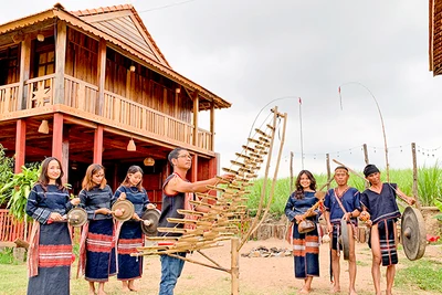 Dân làng Kgiang theo A Ngưi làm du lịch cộng đồng