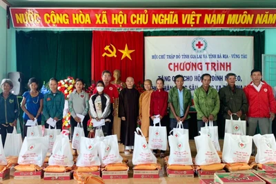 Tặng 350 suất quà cho học sinh và người nghèo xã Chư Krêy