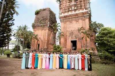 38 thí sinh Miss World Vietnam 2022 mặc áo dài quảng bá du lịch tại Bình Định