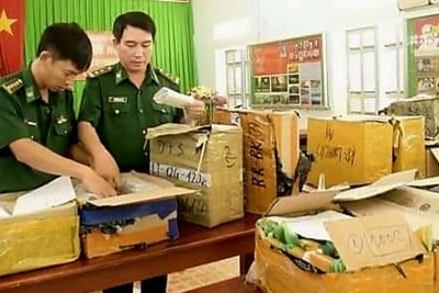 Bắt gần 2.000 điện thoại cao cấp nhập lậu