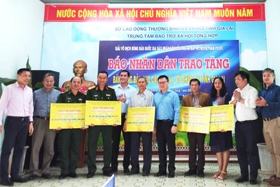 Trao 5 bàn bóng bàn cho các đơn vị ở Gia Lai