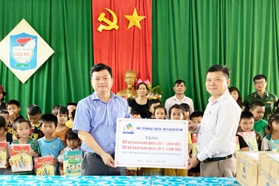 Tặng 100 bộ sách giáo khoa cho học sinh xã Ia Dom