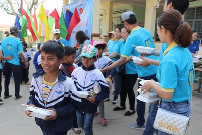 "Bát cơm ngàn nhà" ấm lòng trẻ em vùng khó