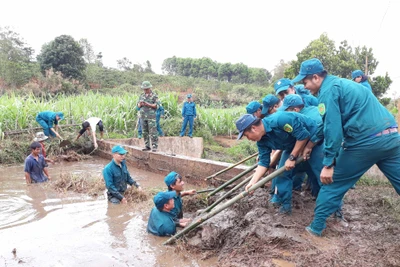 Dân quân tự vệ giúp dân dọn dẹp vệ sinh đường làng, giọt nước