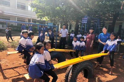 Tiếp sức cho học sinh nghèo ở Chư Pưh