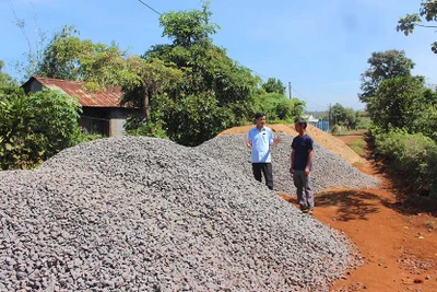 Đak Đoa: Người dân chung tay làm đường giao thông