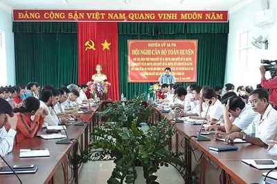 Ia Pa: Cán bộ chủ chốt học tập quán triệt nghị quyết của Đảng