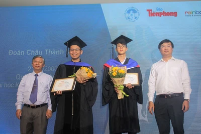 Thủ khoa đi làm thuê kiếm tiền trang trải việc học