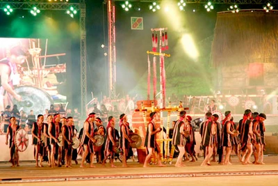 Treo khẩu hiệu phục vụ tuyên truyền Festival Cồng chiêng