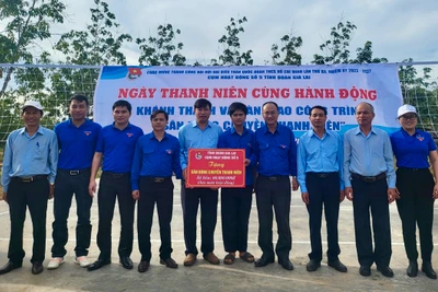 Bàn giao sân bóng chuyền thanh niên cho Nông trường cao su An Biên