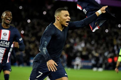 Neymar nhận thẻ đỏ, Mbappe kịp giải cứu PSG