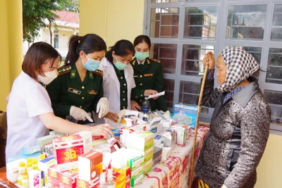 Chương trình "Xuân Biên phòng-Ấm lòng dân bản" tại xã biên giới Ia Dom