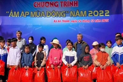 Nhiều phần quà được trao tặng trong chương trình" Ấm áp mùa đông" năm 2022