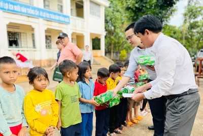 Tặng quà cho 100 học sinh có hoàn cảnh khó khăn tại huyện Đức Cơ