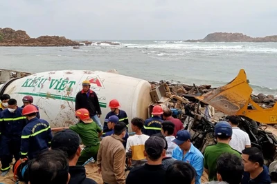 Xe trộn bê tông lao xuống biển Quy Nhơn, 3 người thương vong