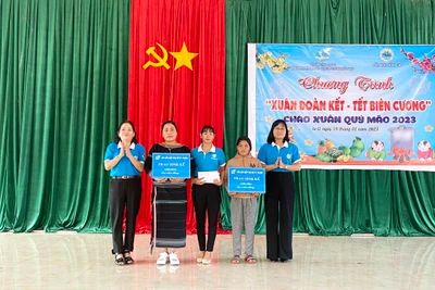 Tổ chức chương trình "Xuân đoàn kết- Tết biên cương" và tặng quà cho người nghèo