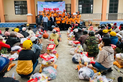 Tặng quà Tết cho người mù, người nhiễm chất độc da cam tại huyện Kông Chro và Chư Sê