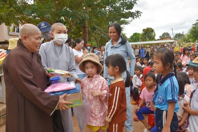 Tặng quà Tết cho học sinh và người nghèo tại huyện Ia Grai và Chư Păh