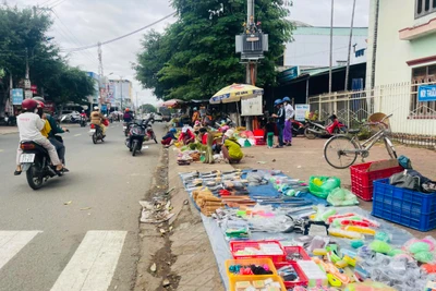 Ayun Pa: Khó xử lý tình trạng lấn chiếm vỉa hè, lòng đường để họp chợ