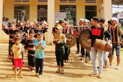 Vang xa tiếng chiêng "nhí" Ia Pia