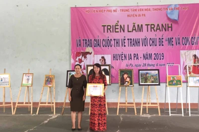 Ia Pa:Trao 7 giải thưởng cuộc thi vẽ tranh chủ đề "Mẹ và con gái"