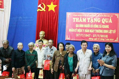 Tặng 135 suất quà cho gia đình người có công
