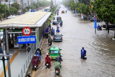 Nhiều phố biến thành sông, cửa ngõ phía Tây thủ đô tê liệt