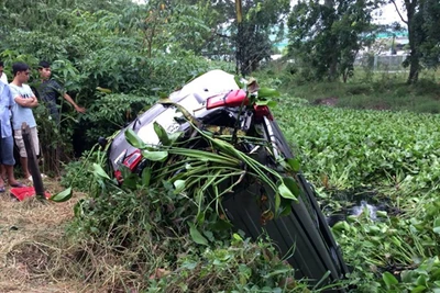 Ôtô lao xuống kênh ven Sài Gòn sau khi tông chết người