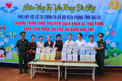 Tặng quà cho học sinh trường biên giới huyện Ia Grai